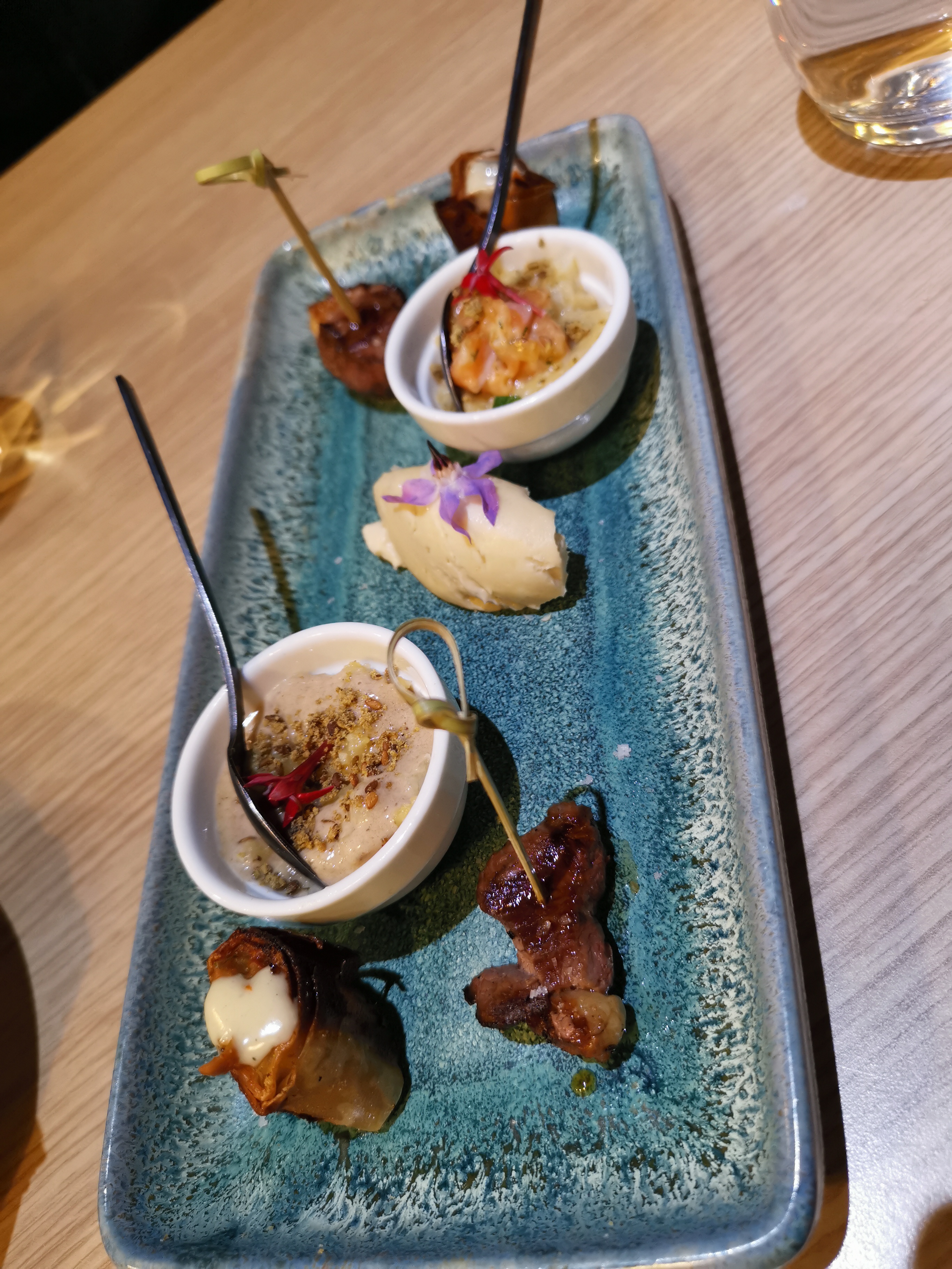 Photo publiée par Karine pour Apéritif : Beurre au wasabi et soja ; écrasé lentilles corail et ail noir ; magret de canard ; feuilleté au haricot noir